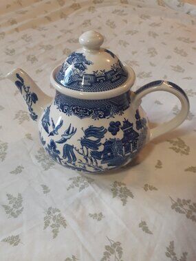 Vintage Churchill Blue Willow Teapot